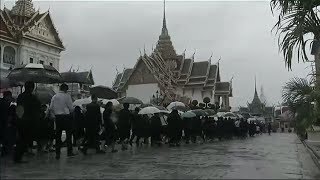 ปชช.เข้ากราบถวายบังคมพระบรมศพ ไม่ขาดสายตลอดทั้งวันแม้ฝนตก