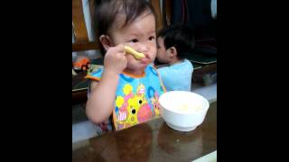 Abby 自己吃飯飯 2011.8.12.wmv