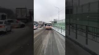 Снегопад во Владивостоке 30.11.21. Опрокинулся грузовик