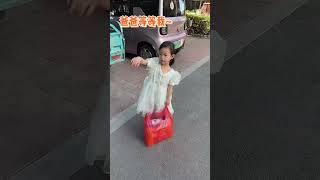 爸爸带女儿去超市，闺女没上车自己就先走了！ #搞笑 #funny #baby