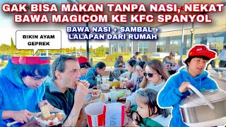 SAMPAI DILIHATIN ORANG. NEKAT BAWA MAGICOM KE KFC KRN GAK BISA MAKAN TANPA NASI 😂🤣