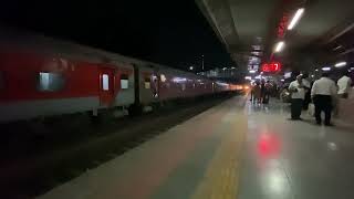 16209 Ajmer - Mysuru Express overtakes 14807 Jodhpur - Dadar Express at Navsari #indianrailways