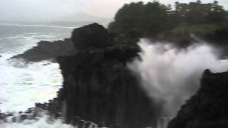 Daepo Jusangjeolli Cliff in a typhoon