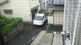 雨の日でもやって来る不良品回収車