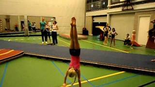 Turnclub P.i.T - Kiara 3,5 draai in handstand