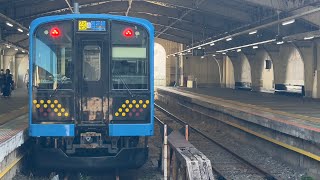 「ついにワンマン運転開始！」鶴見線E131系1000番台ナハT6編成(鎌倉車両センター中原支所所属)が鶴見線ワンマン各駅停車海芝浦行きとして鶴見駅1番線に到着停車するシーン！