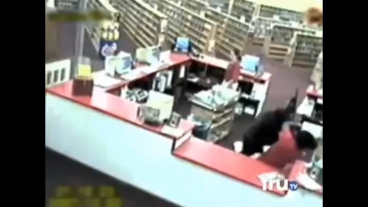 Clerk Fights Off Armed Robber - YouTube