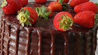 Ensinando como fazer ganache para cobertura de bolo e perrengue durante a gravação.