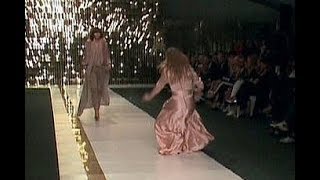 Model falls down during Łukasz Jemioł Fall/Winter 2014-15 (2 angles of view and Slow Motion)