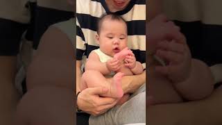 吓死我了，第一次看到自己女儿吃脚 #baby #cute #萌娃 #萌娃 #搞笑 #搞笑 #cutebaby #funny #可愛い #可愛い #babyboy #親子 #親子 #babygirl