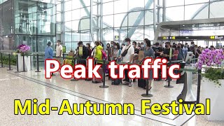 China will see a peak of road and rail traffic during the Mid-Autumn Festival. 中国将在中秋节期间迎来公路和铁路交通高峰。