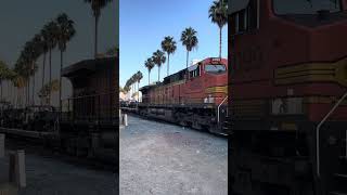 BNSF 7241 (ES44DC) and 4099 (C44-9W) in San Diego, June 27, 2023