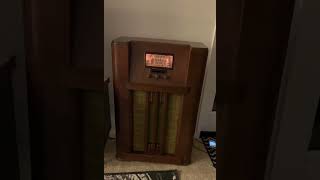 Vintage 1940 Mantola console/floor radio