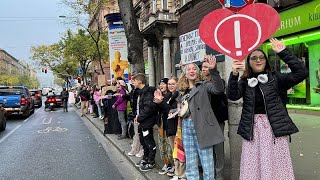 A múltkorinál is hosszabb élőlánccal álltak ki a tanárokért Budapesten