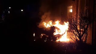 Felle autobrand tegen woning in Uden