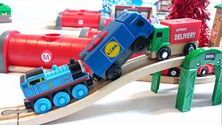 Thomas and Friendss, Thomas vs Whiff, Who Wins, Fast Blue Track, brio Metro  train, station for kids