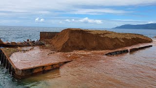 Detik-detik Tongkang Terdampar, Muatan Jatuh Ke Laut, Teluk Tolo - Kabupaten Morowali