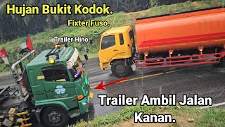 Hujan Deras Di Bukit Kodok.Truck Trailer Ber'muatan Ambil Jalan Kanan Tanjakan,Convoy Truk Menanjak.