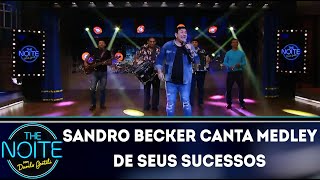 Sandro Becker canta medley de seus sucessos  | The Noite (13/12/18)