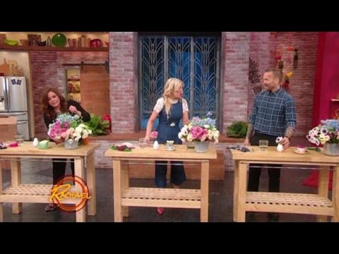 Tori Spelling Shows You How to Make a Simple Bud Vase Arrangement Tori Spelling Shows You How to Make a Simple Bud Vase Arrangement