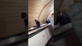 On an escalator in the Moscow metro На эскалаторе в Московском метро  在莫斯科地铁的自动扶梯上 モスクワ地下鉄のエスカレーターで