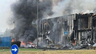 Milano, aereo cade sopra un palazzo a San Donato: le fiamme dopo lo schianto