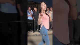 农村美女热情大方，不仅身材火辣，唱歌也非常好听！你们觉得她表演的怎么样？ #户外唱歌 #翻唱歌手 #農村歌手