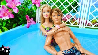 BARBIE y sus Hermanas Día de Fiesta en la Piscina con Tobogán - Muñecas Barbie Cat Juguetes