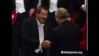 Günter Grass receives the Nobel Prize in Literature 1999