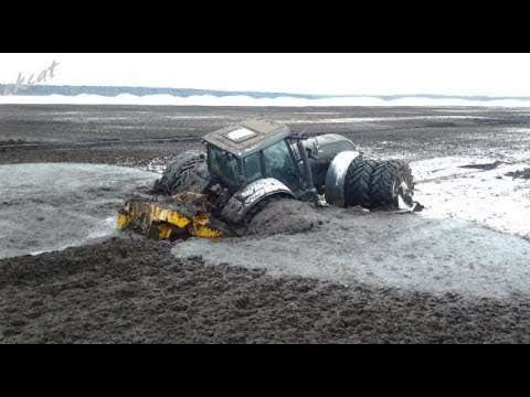 Включи видео застрял. Утопленный трактор. Утопили трактор. Трактор утонул в болоте. Экскаватор в болоте.