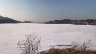 꽁꽁 얼은 물왕 저수지 산책길 걷기 / 눈내린 다음 날 물왕 저수지 / Walking on the frozen reservoir trail. Mulwang lake