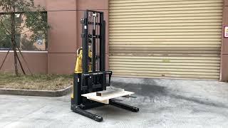 How to operate the electric straddle stacker