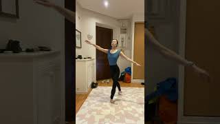 40代大人バレエ　ピルエット練習中　Adult ballet pirouette training at home