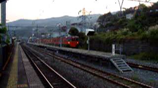 東海道の113系　上り快速3764M「ｱｸﾃｨー」113系　根府川駅到着　2004.11.25