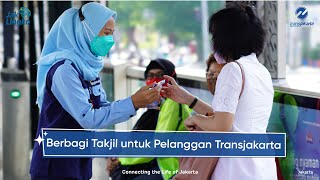 Berbagi Takjil untuk Pelanggan Transjakarta