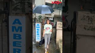 Sonali Bendre is SURPRISED to see paps amid heavy rains #shorts #sonalibendre