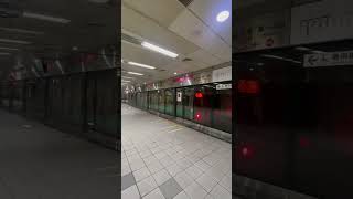 高雄捷運紅線（往小港）列車離站-凱旋站🚇🚋🟥🟩