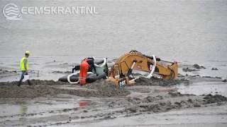 Bergingswerkzaamheden gezonken graafmachine bij Delfzijl