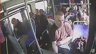 Un hombre se droga con heroína en un bus público