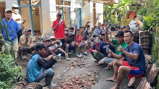 BEDAH RUMAH MANTAN TKW YANG TINGGAL DI BANGUNAN TUA HAMPIR ROBOH BARENG WARGA SEKAMPUNG