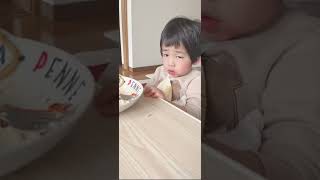 2歳のナギくんが食事中に寝落ちしてしまう瞬間　#short  #寝落ち