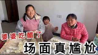 农村小伙娶了个漂亮媳妇，对媳妇百依百顺，婆婆吃醋的样子真可爱