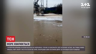 Море хвилюється: у курортній Кирилівці затопило майже всі будівлі на першій лінії