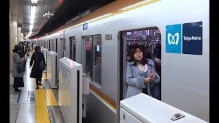 先頭車両位置から見た夜のラッシュ時の永田町駅を出発する有楽町線上り10000系