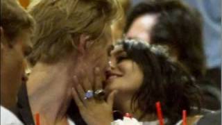 Vanessa Hudgens kissing Austin Butler