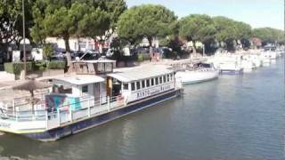 BEAUCAIRE DANS LE GARD , LE PORT SUR LE CANAL DE CAMARGUE