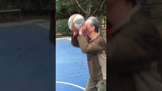 大家一起來大安森林公園籃球場打球🏀吧，👀看這位籃球🏀高手👋的厲害👍吧。