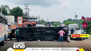 കാക്കനാട് എക്സ്പ്രസ് വേക്ക് സമീപം അമിതവേഗതയിലായിരുന്ന ഗുഡ്സ് ട്രാവലർ കാറിൽ ഇടിച്ച് അപകടം