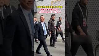 12月1日，刘国梁现身成都街头人气爆棚，微笑招手，有粉丝热情大喊“国梁叔”。#刘国梁