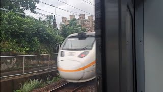 401次台東發車經由花東線開往樹林的TEMU1016+TEMU1015猴子太魯閣自強號，4152次楊梅發車經由宜蘭線開往福隆的銀綠色微笑號EMU900型十輛一編組EMU944區間車